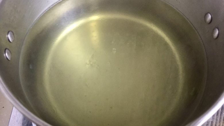 翠羽红霞映玉光➕荷兰豆滑炒鸡片,可以重新准备一锅水，煮开，阿晨今天偷懒了😛