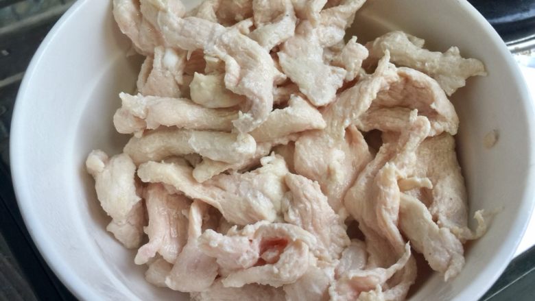 翠羽红霞映玉光➕荷兰豆滑炒鸡片,把煮好的鸡胸肉捞出，这时的鸡胸肉大概七成熟，比起直接炒，这样过遍水的鸡胸肉会非常嫩