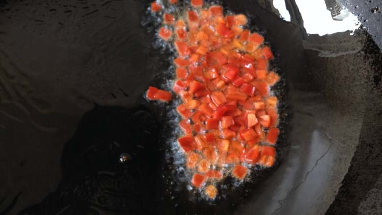 香椿皮蛋拌豆腐,红椒粒放入热油中爆香几秒赶紧捞出