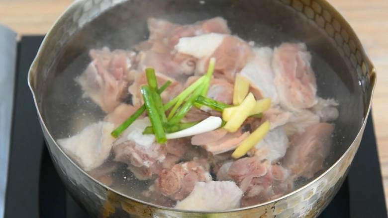 如果一定要有一道下饭菜傍身，或许你可以考虑一下它,鸭腿冷水入锅，加入1勺料酒、葱段、姜片后大火煮沸。