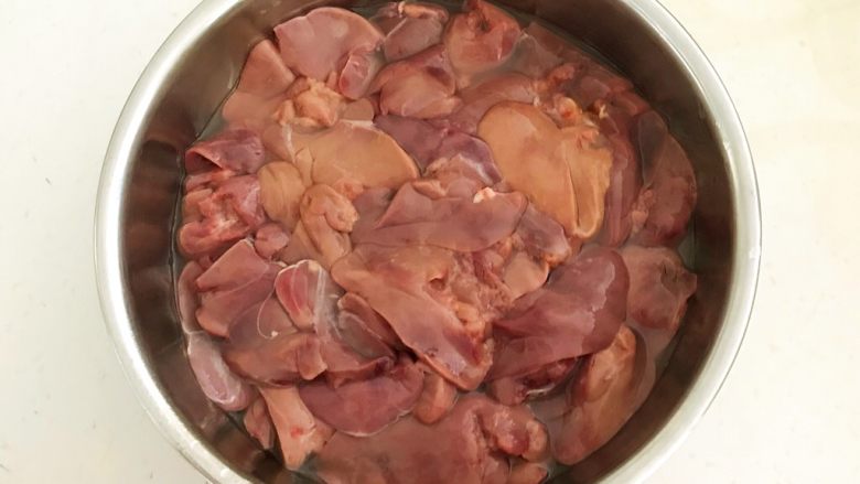 㸆烧香辣鸡肝,处理好的鸡肝放入盆里，加入冷水浸泡30分钟，每隔10分钟换一次水，把鸡肝里面的血水泡出去