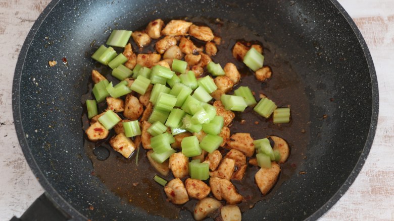 香辣鸡丁,翻炒至鸡肉入味后，加入芹菜丁翻炒。