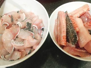 快手酸菜鱼 美味又开胃,鱼肉、鱼骨洗净。
鱼肉加入料包搅拌均匀备用。