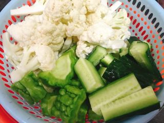 快手酸菜鱼 美味又开胃,蔬菜洗净。
将菜花切小块，苦瓜去瓤 切小块，青瓜切段后十字刀切条。