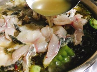 快手酸菜鱼 美味又开胃,舀起汤水，将鱼片淋烫至熟透。