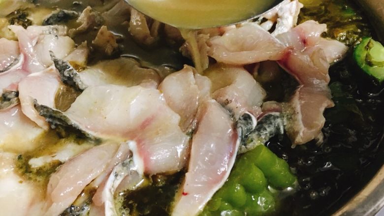 快手酸菜鱼 美味又开胃,舀起汤水，将鱼片淋烫至熟透。