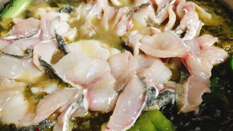 快手酸菜鱼 美味又开胃,蔬菜煮沸腾后，将鱼片放入。