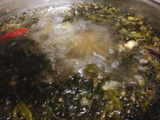 快手酸菜鱼 美味又开胃,中火煮至沸腾。