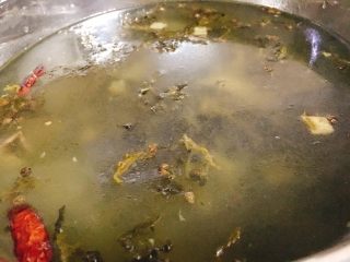 快手酸菜鱼 美味又开胃,倒入较多的冷开水。