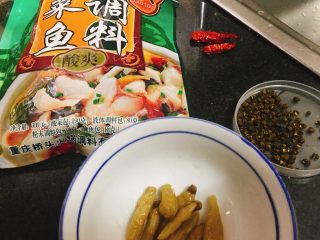 快手酸菜鱼 美味又开胃,备好酸菜鱼料包、泡椒、麻椒、干辣椒。
