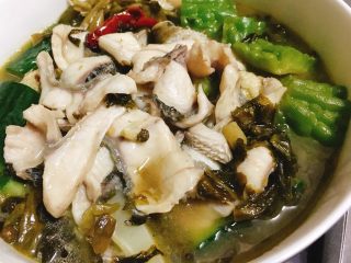 快手酸菜鱼 美味又开胃,鱼片熟透后，即可将酸菜鱼盛起。