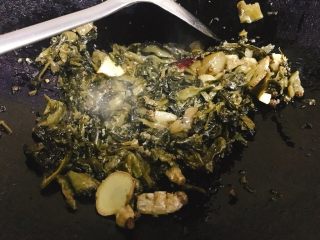 快手酸菜鱼 美味又开胃,出香味后，加入酸菜包煸炒至酸菜出香味。