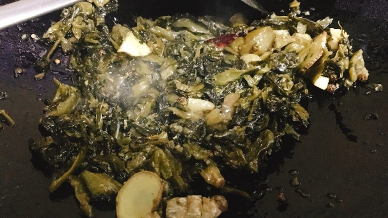 快手酸菜鱼 美味又开胃,出香味后，加入酸菜包煸炒至酸菜出香味。