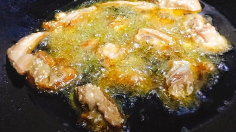 香脆芝麻辣子鸡,锅内放油，加热至6成热后，转小火。
放入鸡翅。