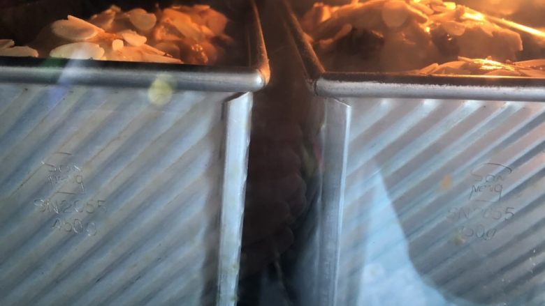 黑糖红枣吐司,烤箱预热180度烤约38分钟，出炉后脱模冷却