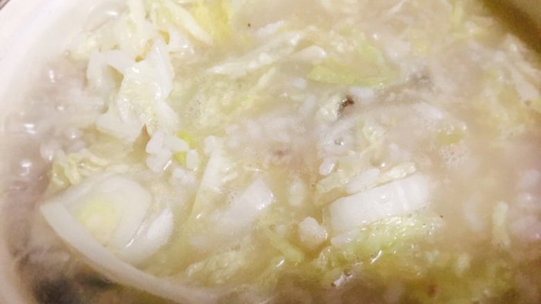 干贝鱿鱼白菜粥 鲜甜美味营养,加入白菜丝，一起煮至白菜丝熟了。