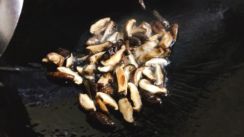 干贝鱿鱼白菜粥 鲜甜美味营养,趁干贝加入后煮的时间里，锅内加油，6成热时候，放入切好的香菇丝爆香。