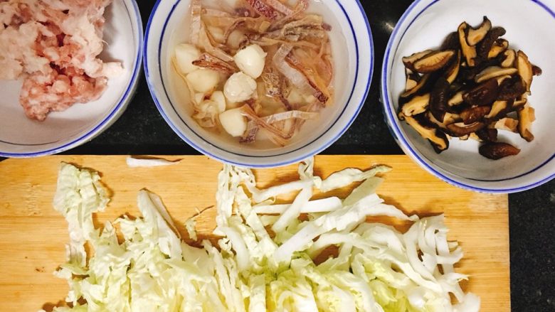 干贝鱿鱼白菜粥 鲜甜美味营养,准备好的主要食材如图。