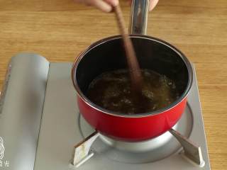 红糖馒头12m+,首先，小奶锅中加水，开火，放入红糖，煮开融化~
