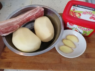 回锅肉香辣土豆片,备料：五花肉，土豆，姜，韩式辣椒酱。