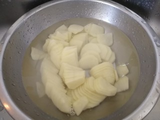 回锅肉香辣土豆片,切好的土豆片用水过一下