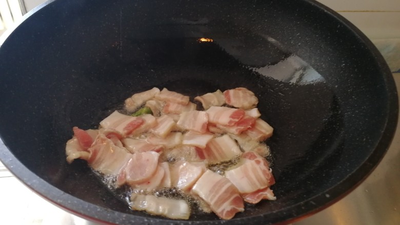回锅肉香辣土豆片,油热先炒五花肉