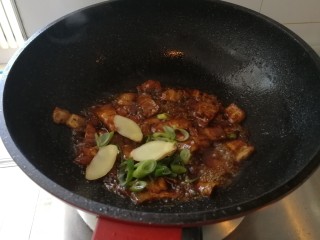 回锅肉香辣土豆片,加葱和姜片翻炒