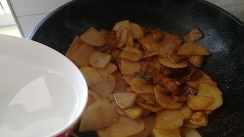 回锅肉香辣土豆片,加半碗开水，加一点点盐。