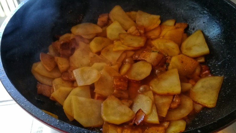 回锅肉香辣土豆片,继续翻炒，大火收汤。