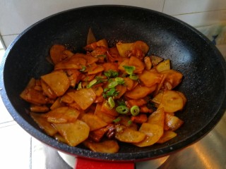 回锅肉香辣土豆片,加点葱碎出锅。