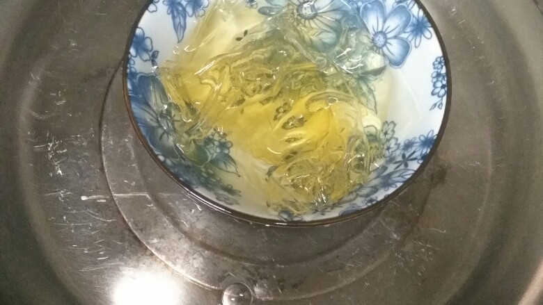 火龙果慕斯,泡软后倒入小碗中隔水融化