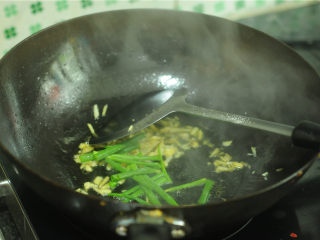 蒸鲈鱼,油锅烧热，放入姜片炒出香味后，撒入葱段