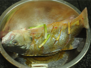 蒸鲈鱼,放入盆里腌制十分钟左右