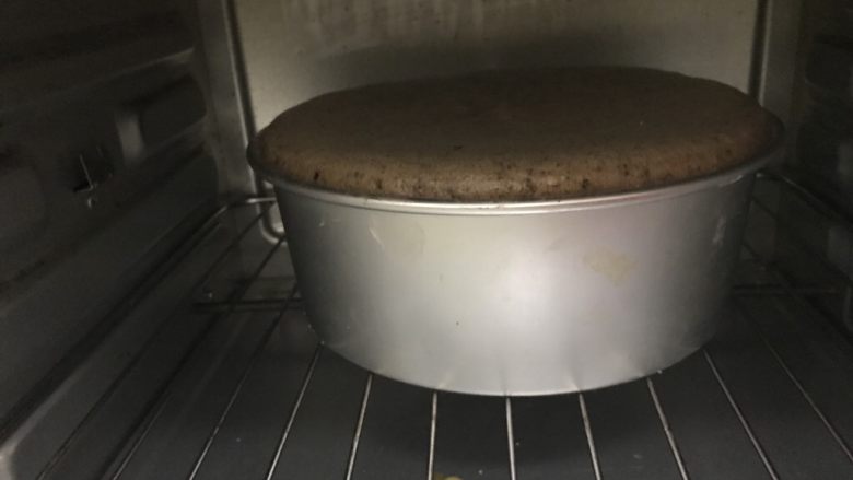 可可粉海绵蛋糕,送入预热好的烤箱，135度25分钟，转150度25分钟；（烤箱根据自己家脾气）。
