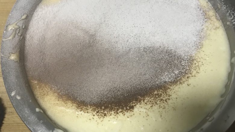 可可粉海绵蛋糕,分2次筛入低粉。