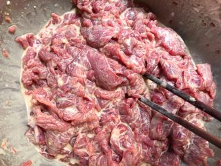 水煮牛肉,搅拌至红薯淀粉全部融化