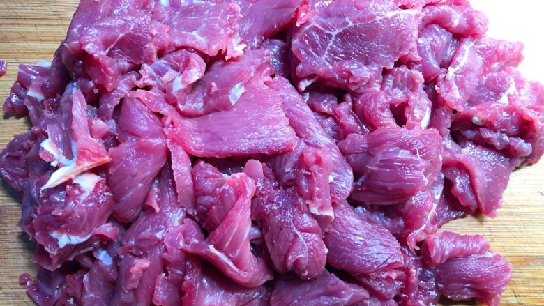 水煮牛肉,牛肉洗净切薄片