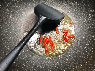 水煮牛肉,锅里放适量油，放入剩下的干辣椒，小火炒出香味