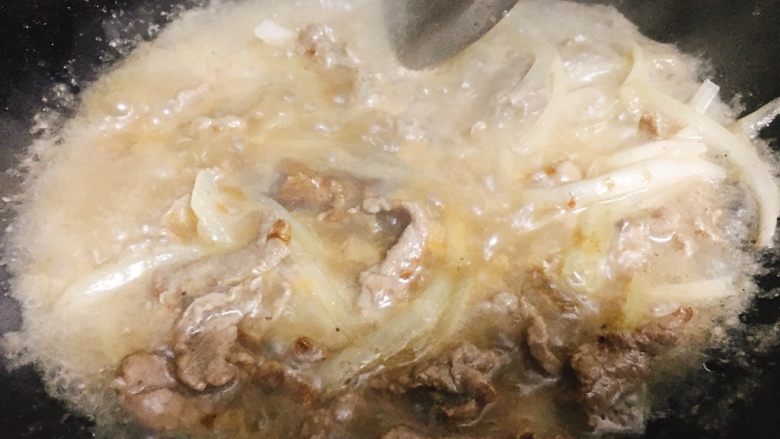 洋葱黑椒牛肉饭 懒人快手一人餐,煮至沸腾。