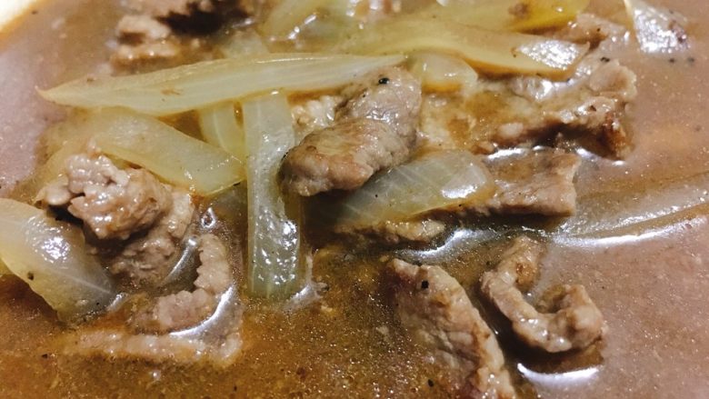 洋葱黑椒牛肉饭 懒人快手一人餐,加入适量芡水调和浓稠即可关火盛起。