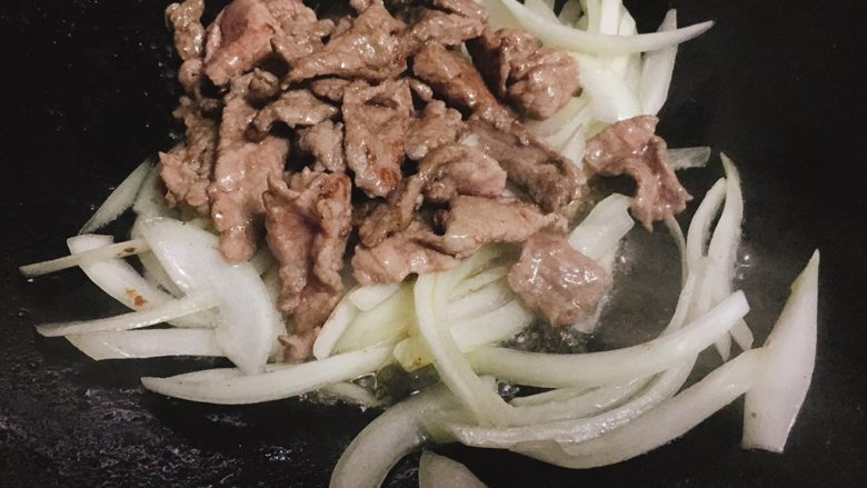 洋葱黑椒牛肉饭 懒人快手一人餐,加入牛肉一起翻炒15秒左右。