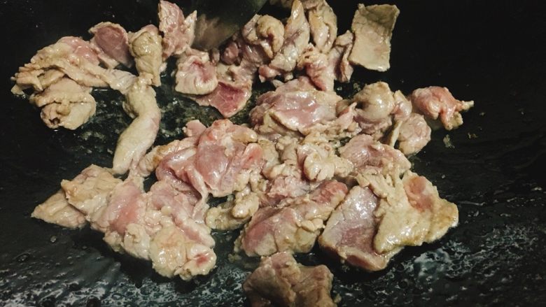 洋葱黑椒牛肉饭 懒人快手一人餐,热锅，冷油加入，温热到6成热时候，加入牛肉快速翻炒约10秒钟。