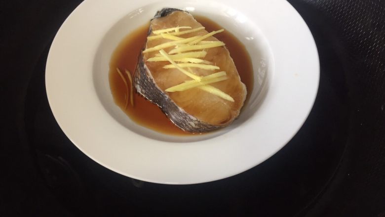 清蒸鳕鱼,水开放入盘子中火蒸8-10分钟就可以了，根据鱼肉的厚度自行调节，拿出来倒出一部分汤汁，你也可以在盘子上加盖保鲜膜