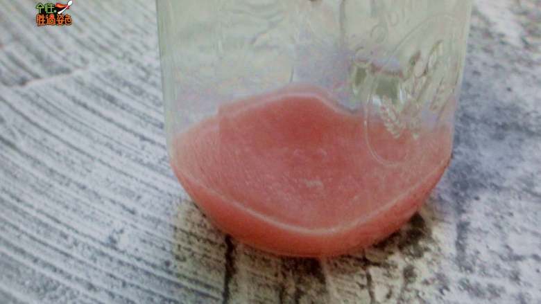 彩虹杯子布丁,趁热加入番茄酱30g，搅拌均匀，将橡皮糖番茄溶液倒入玻璃容器中，密封放入冰箱冷藏约10分钟，冷却定型后取出