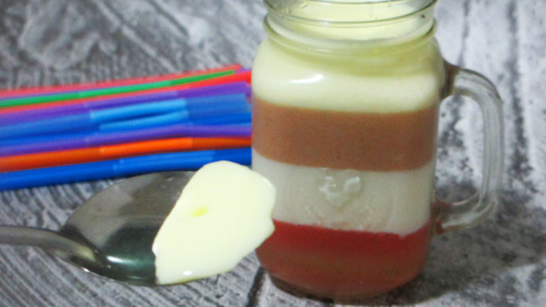 彩虹杯子布丁,这个橡皮糖布丁的制作方法极其简单
