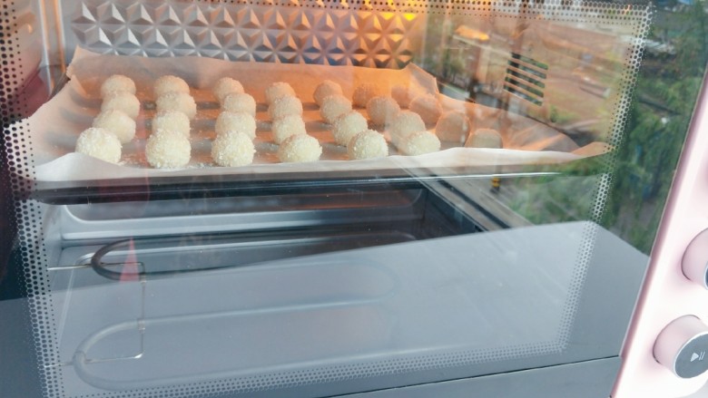 蛋白椰丝球,放入预热好烤箱中，150度25分钟左右即可。
