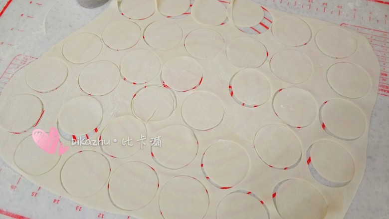 宝宝的迷你饺子,用直径三四厘米的钢圈压出小圆面片