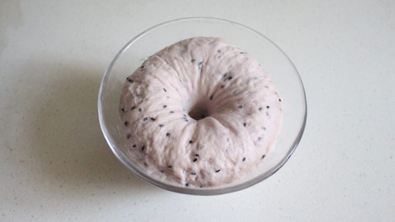 紫薯黑芝麻烙饼(冷藏发酵法）,然后揭开保鲜膜，用手戳面团，不下塌也不回缩就可以了。