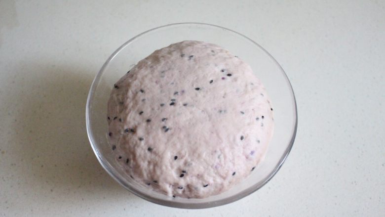 紫薯黑芝麻烙饼(冷藏发酵法）,取出发酵好的面团，放于室温回温15分钟