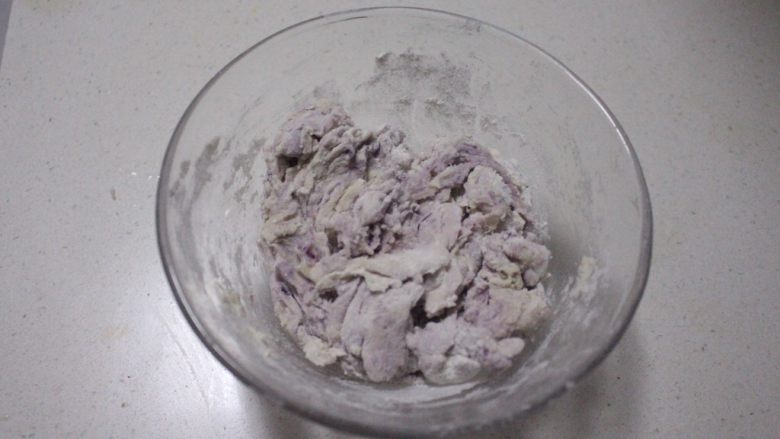 紫薯黑芝麻烙饼(冷藏发酵法）,倒入牛奶液，用筷子搅拌成棉絮状